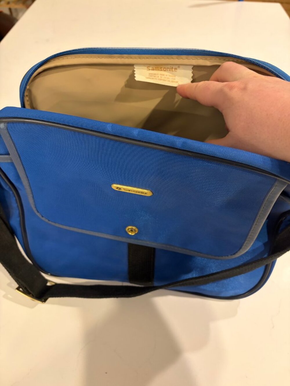 Vintage Samsonite Shoulder Carryon - Tag Made in Taiwan (Republic of China)